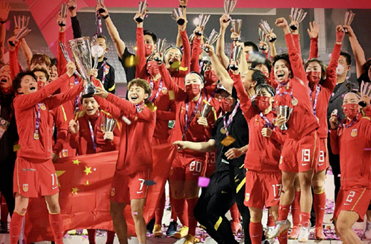 2022中国女足夺得亚洲杯冠军，中国女足捧杯时刻
